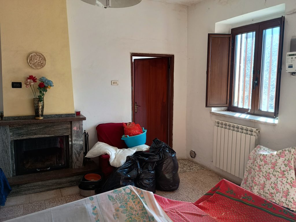 Casa indipendente con terreno (c.da Mastroluca, 64)