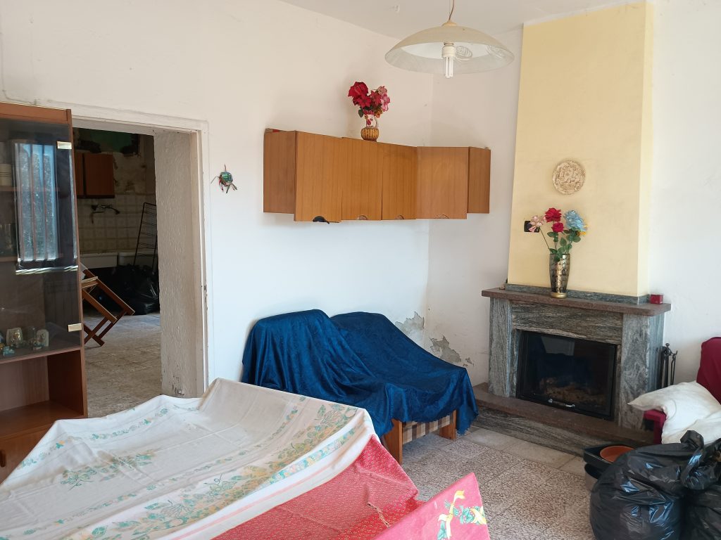 Casa indipendente con terreno (c.da Mastroluca, 64)