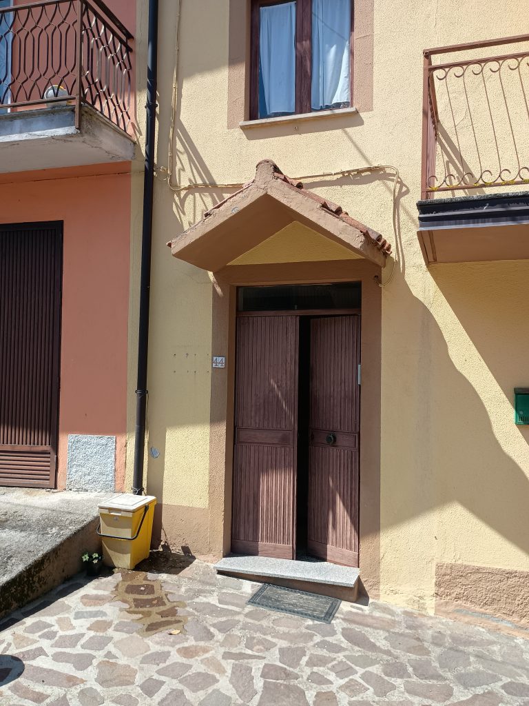 Apartment with attached studio flat (c.da Preti, 44)
