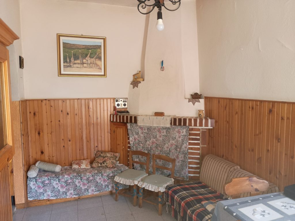 Apartment with attached studio flat (c.da Preti, 44)