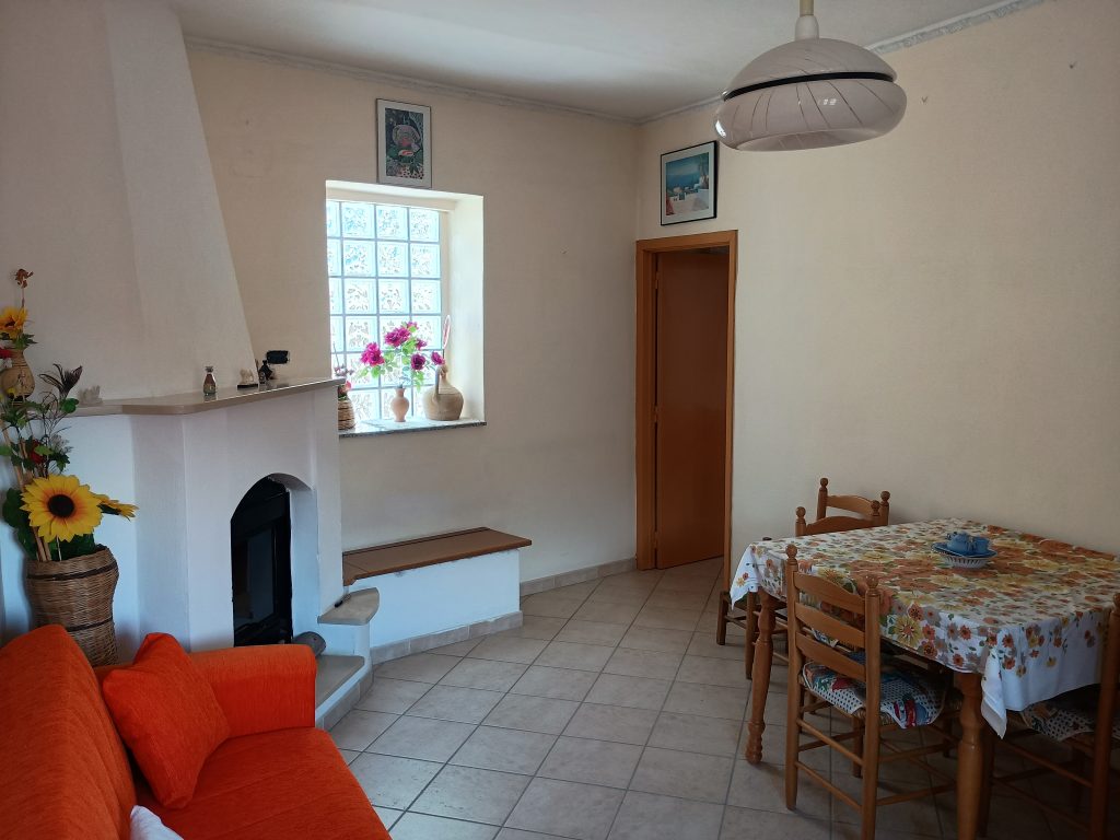 Apartment with attached studio flat (c.da Preti, 44)