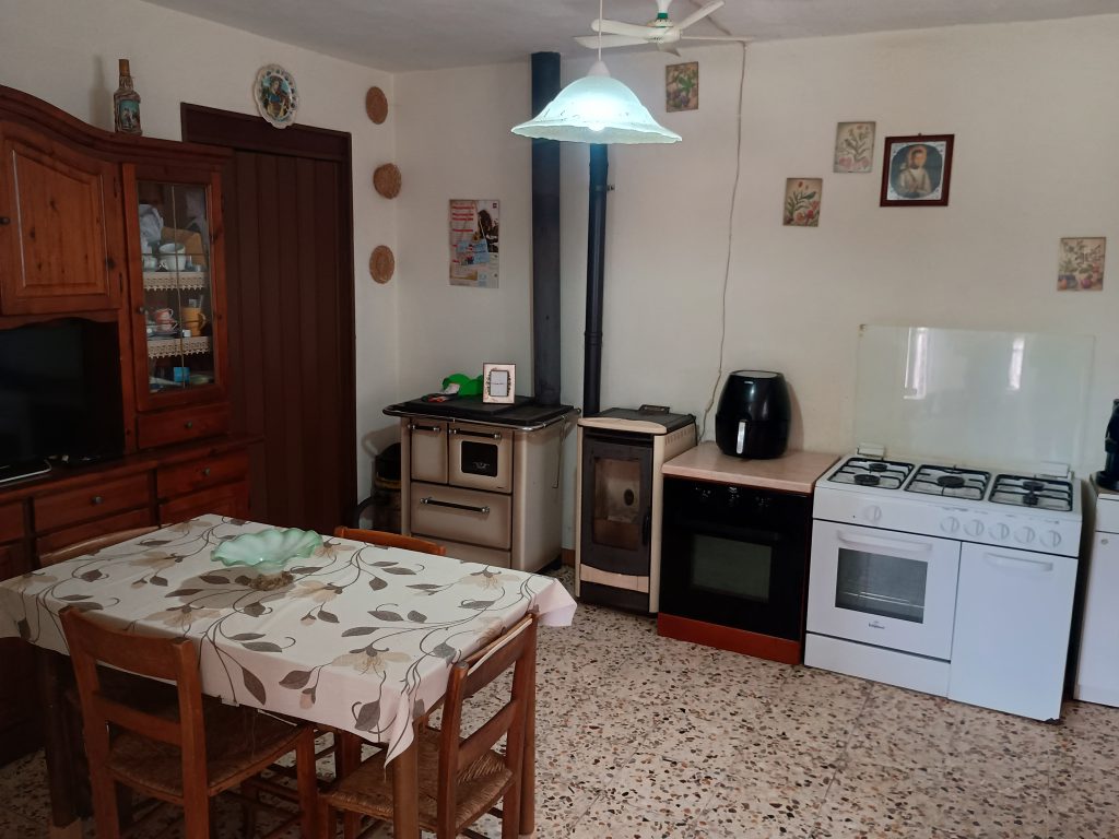 Detached house with land (c.da Mastroluca, 50)
