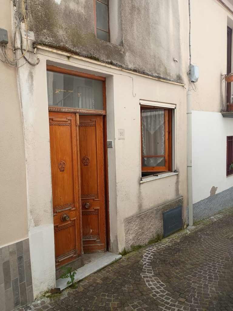 Detached house in the historic center (via Dante, 92)
