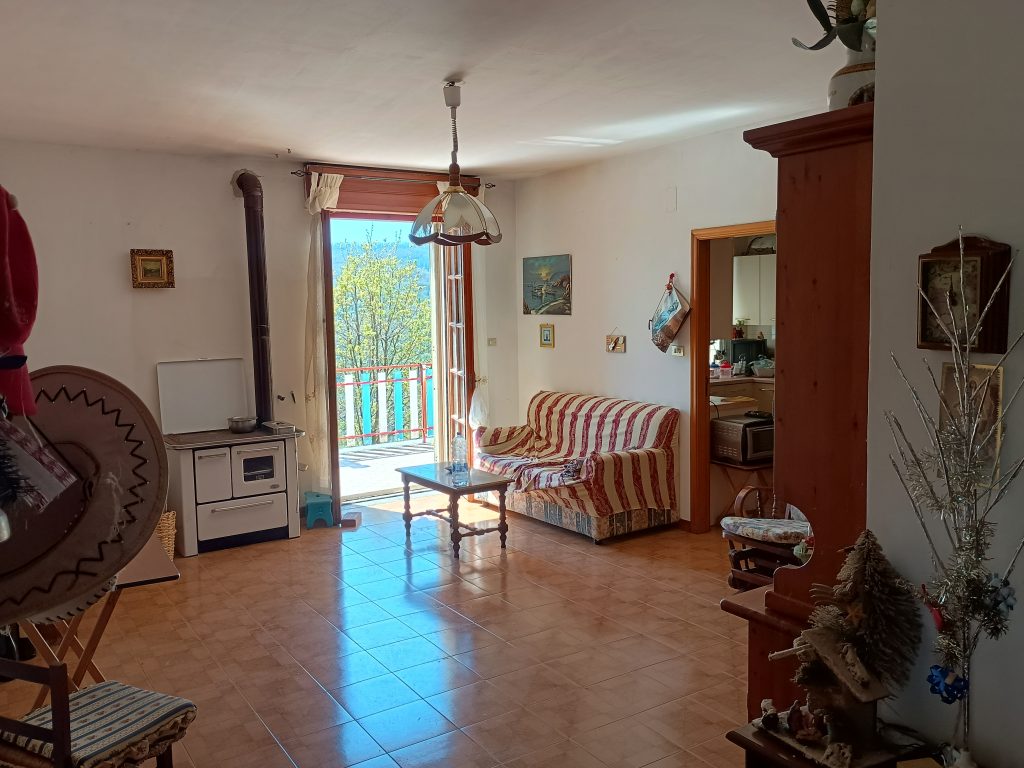 Casa indipendente con terreno (c.da Serrone, 27)
