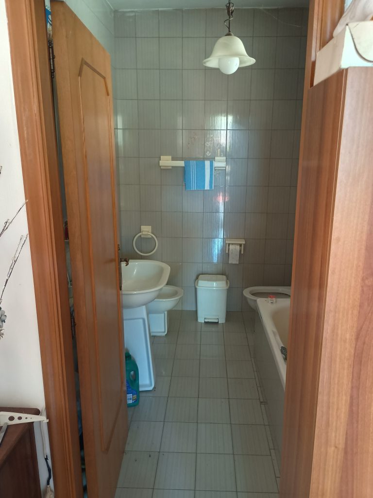 Casa indipendente con terreno (c.da Serrone, 27)