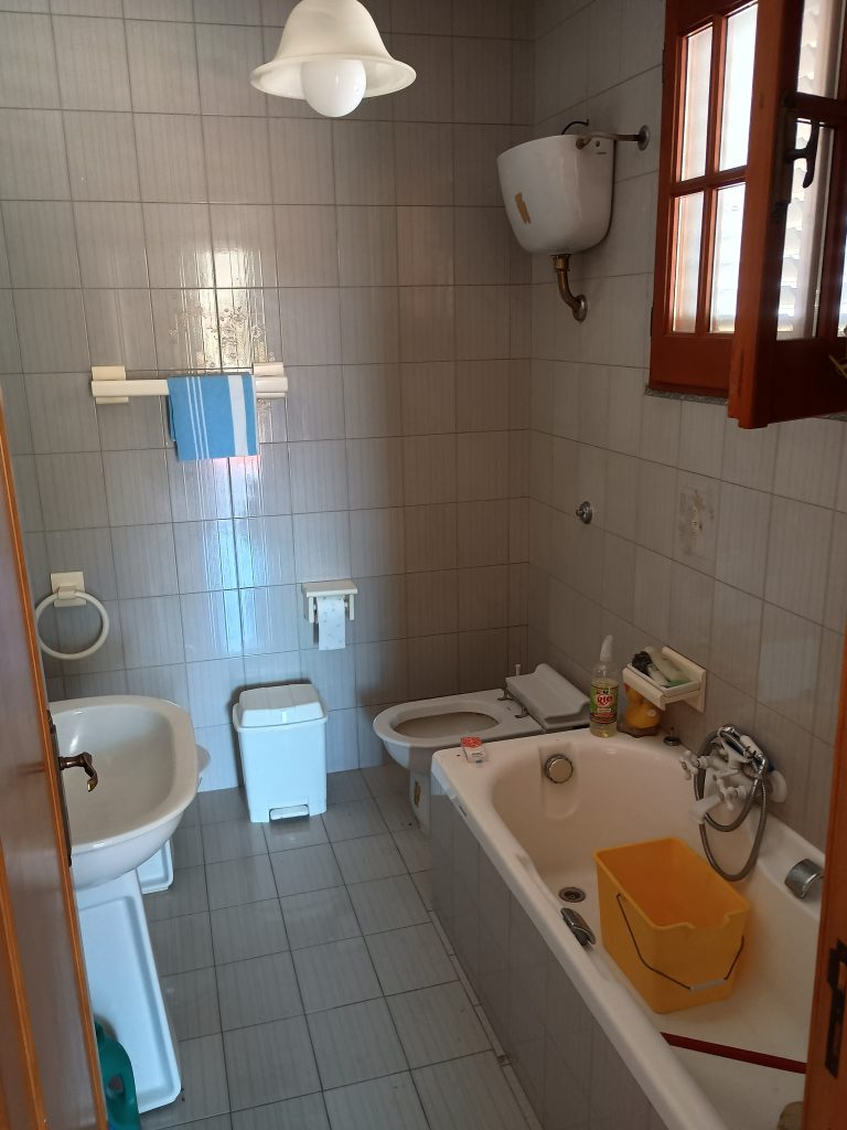 Casa indipendente con terreno (c.da Serrone, 27)