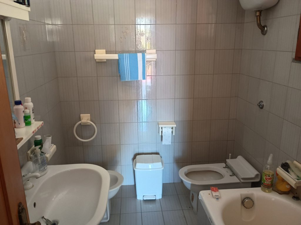 Casa indipendente con terreno (c.da Serrone, 27)