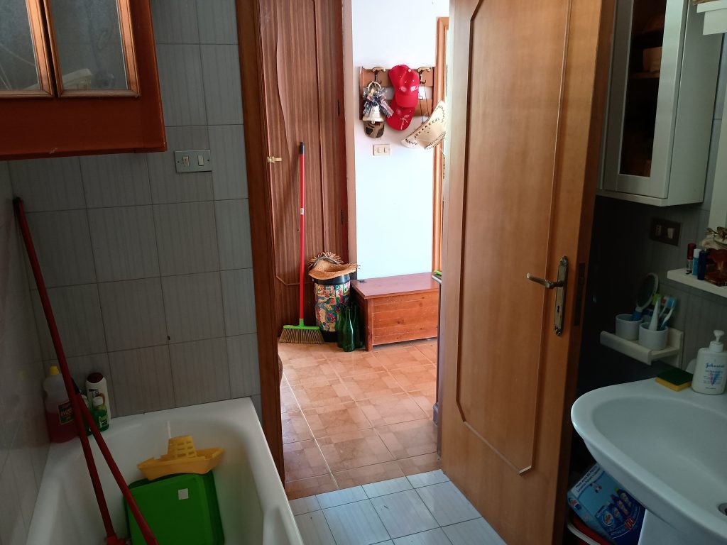 Casa indipendente con terreno (c.da Serrone, 27)