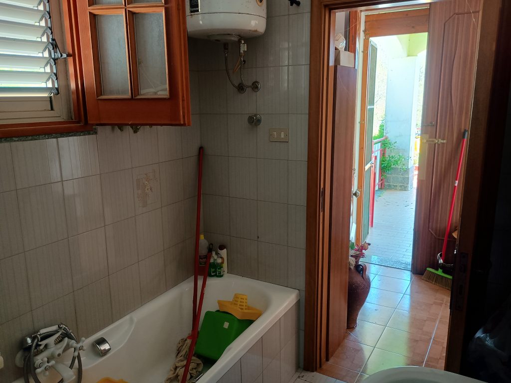 Casa indipendente con terreno (c.da Serrone, 27)