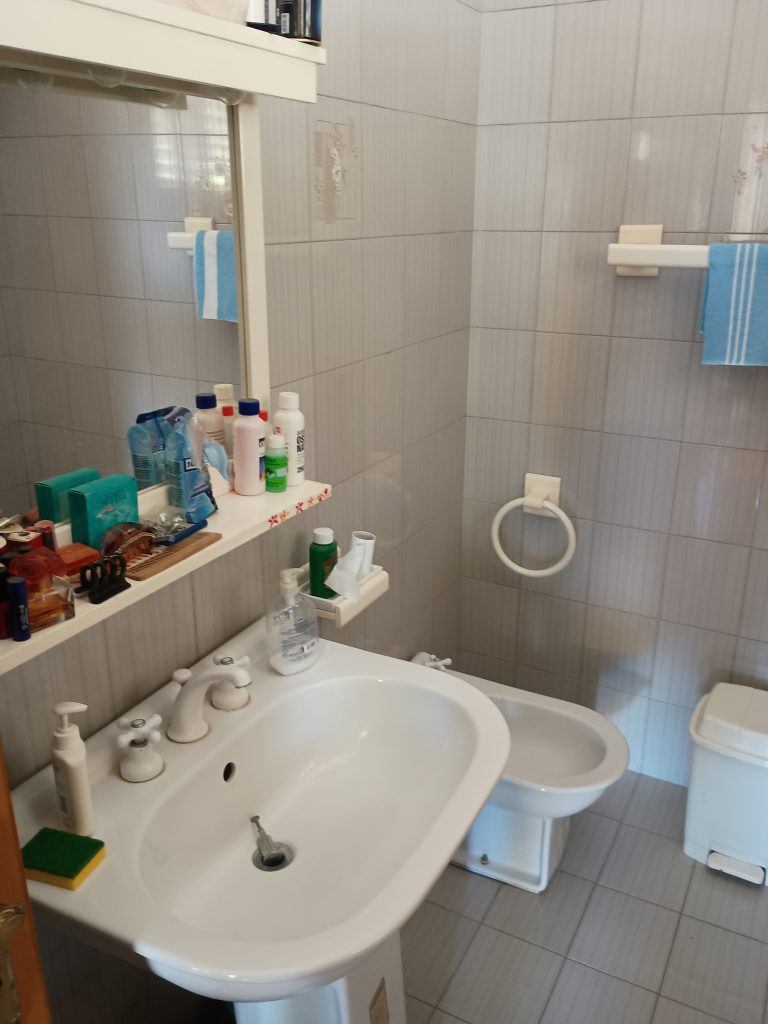 Casa indipendente con terreno (c.da Serrone, 27)
