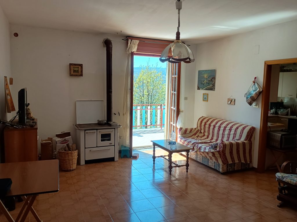 Casa indipendente con terreno (c.da Serrone, 27)
