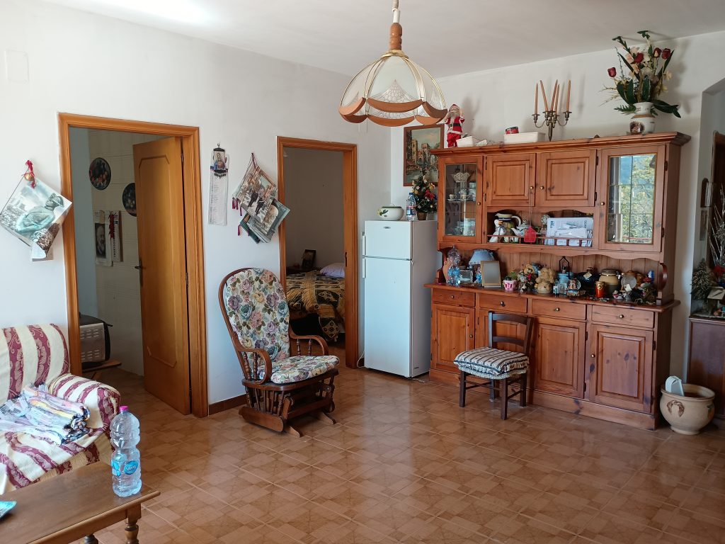 Casa indipendente con terreno (c.da Serrone, 27)