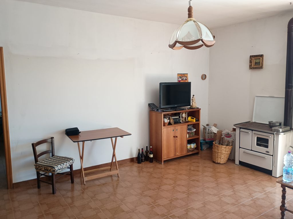 Casa indipendente con terreno (c.da Serrone, 27)