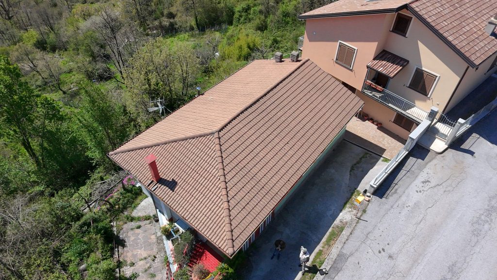 Casa indipendente con terreno (c.da Serrone, 27)