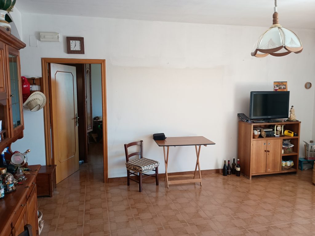 Casa indipendente con terreno (c.da Serrone, 27)