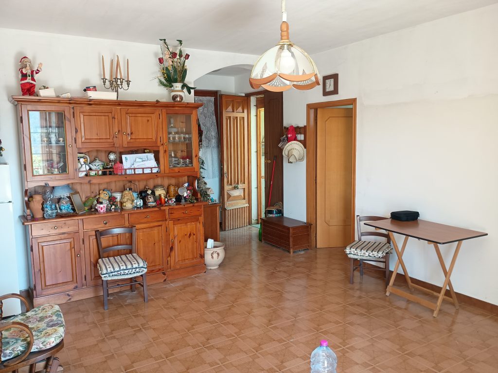 Casa indipendente con terreno (c.da Serrone, 27)