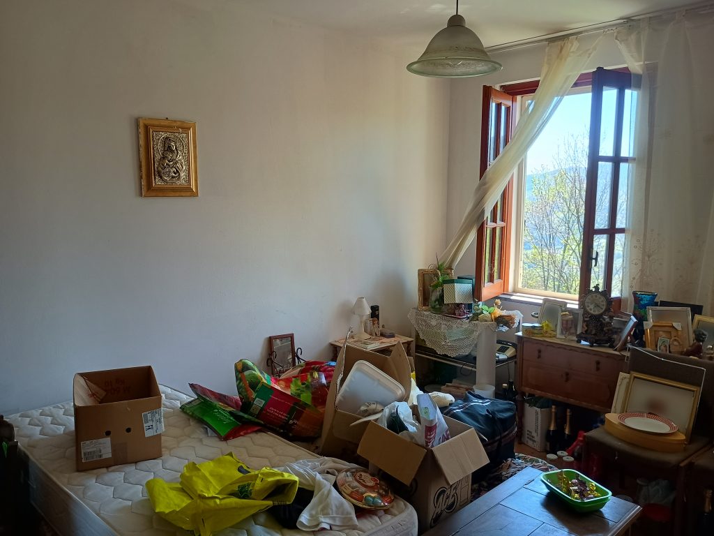 Casa indipendente con terreno (c.da Serrone, 27)