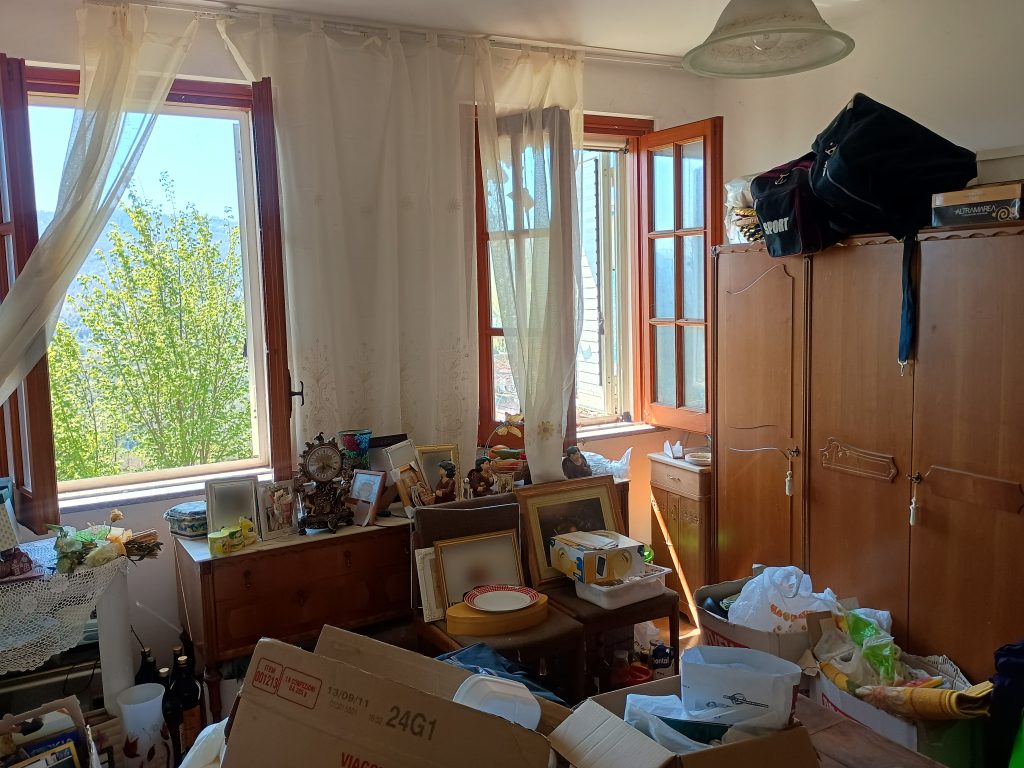 Casa indipendente con terreno (c.da Serrone, 27)
