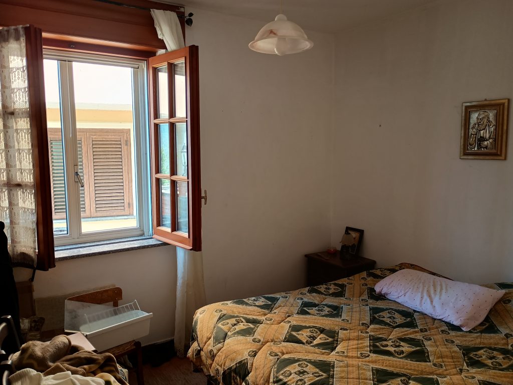 Casa indipendente con terreno (c.da Serrone, 27)