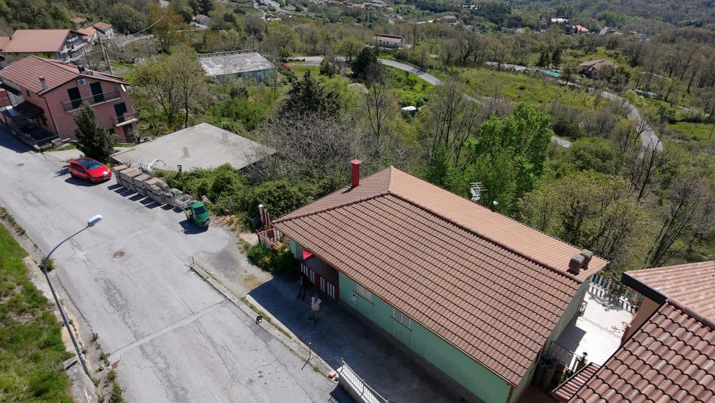 Casa indipendente con terreno (c.da Serrone, 27)