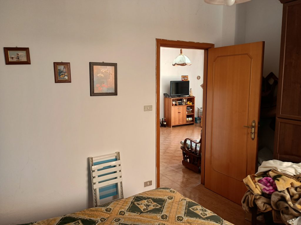Casa indipendente con terreno (c.da Serrone, 27)