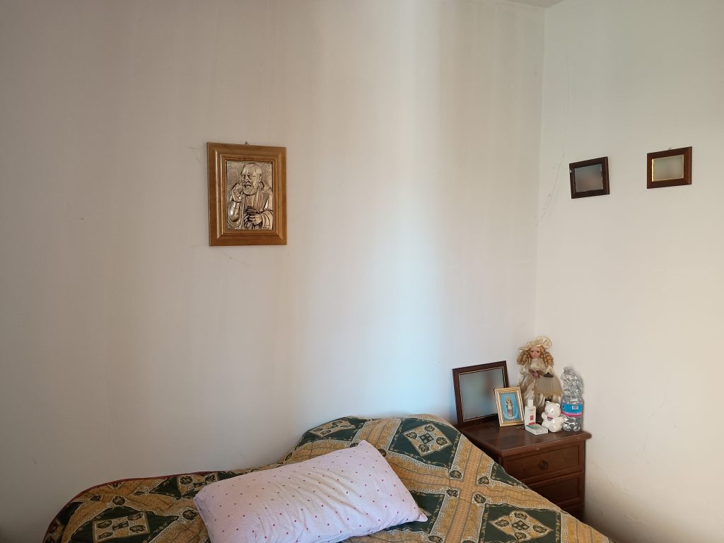 Casa indipendente con terreno (c.da Serrone, 27)