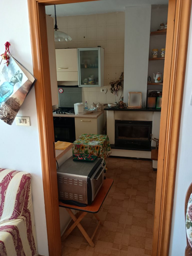 Casa indipendente con terreno (c.da Serrone, 27)