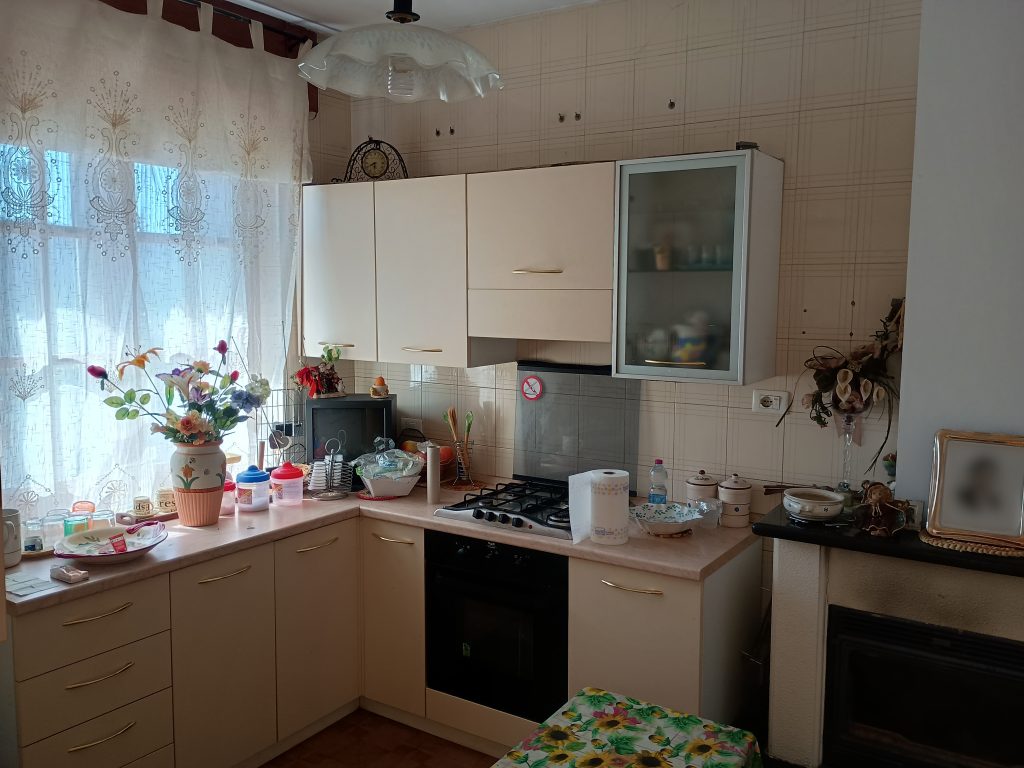 Casa indipendente con terreno (c.da Serrone, 27)