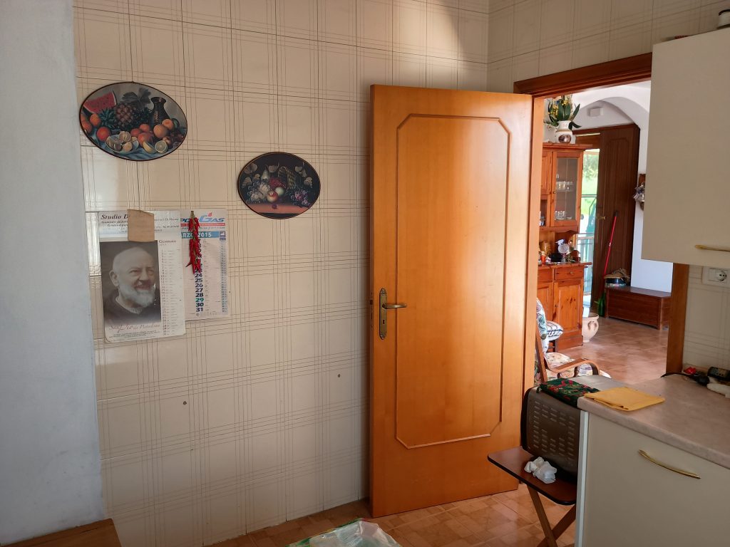 Casa indipendente con terreno (c.da Serrone, 27)