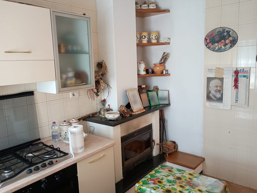 Casa indipendente con terreno (c.da Serrone, 27)