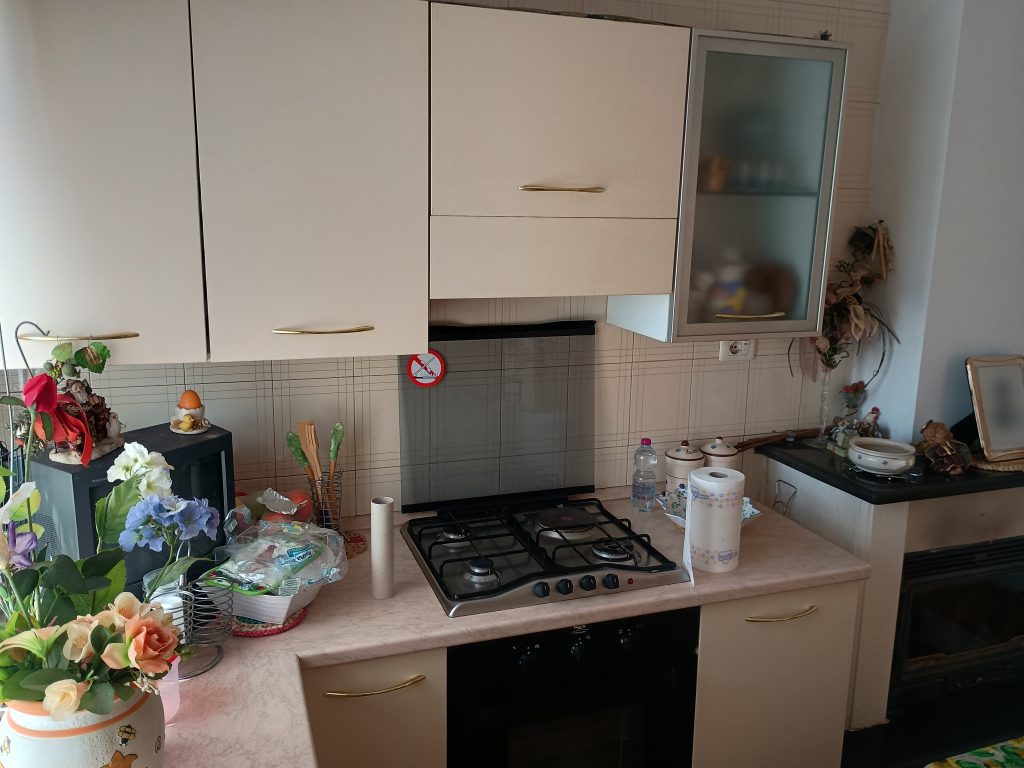 Casa indipendente con terreno (c.da Serrone, 27)
