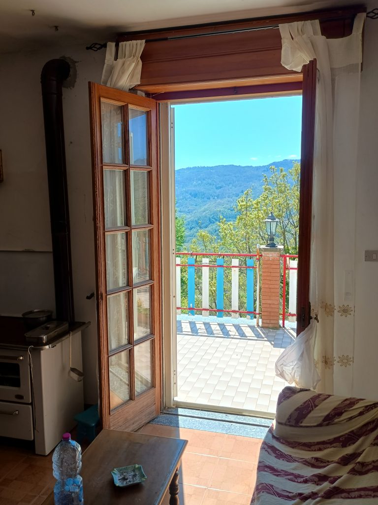 Casa indipendente con terreno (c.da Serrone, 27)