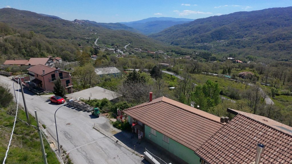 Casa indipendente con terreno (c.da Serrone, 27)