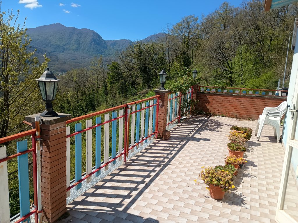 Casa indipendente con terreno (c.da Serrone, 27)