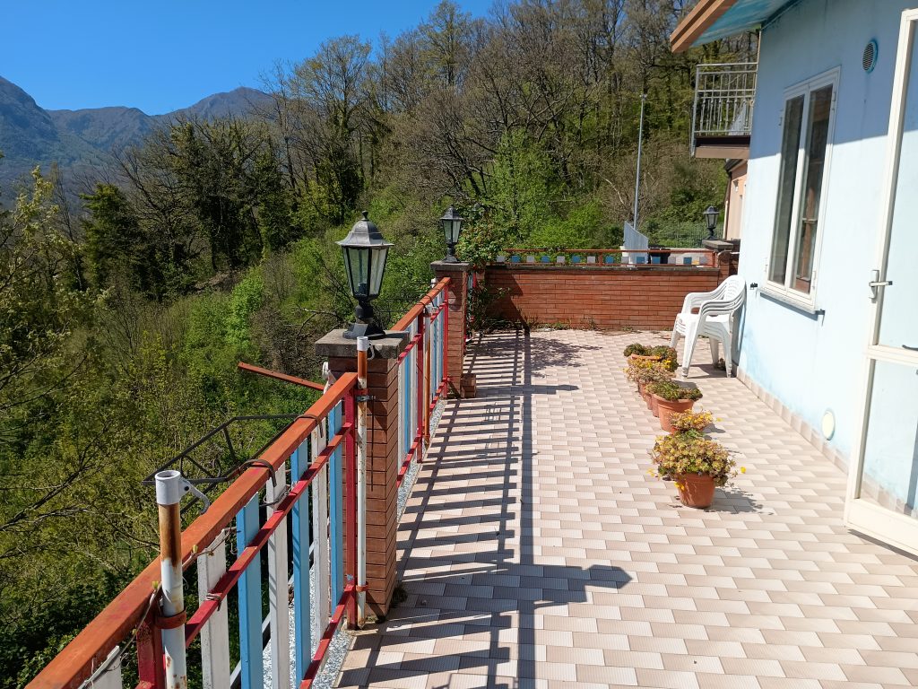 Casa indipendente con terreno (c.da Serrone, 27)