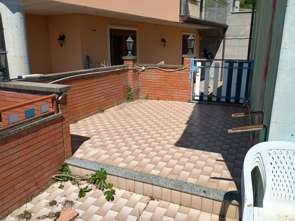 Casa indipendente con terreno (c.da Serrone, 27)
