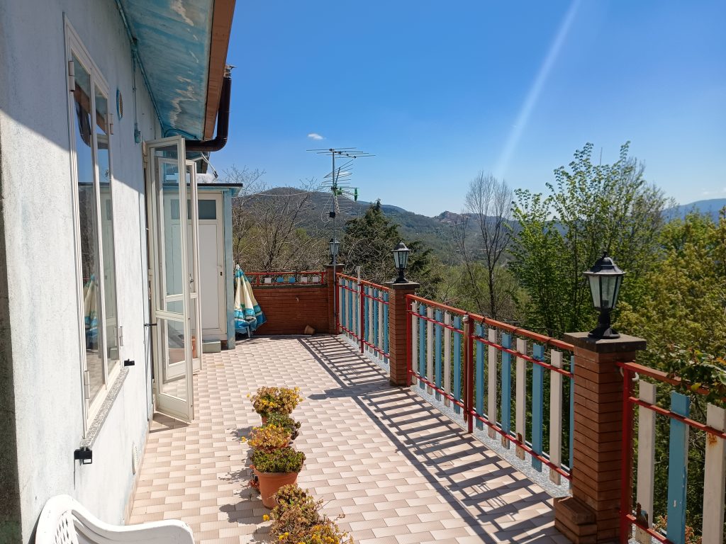 Casa indipendente con terreno (c.da Serrone, 27)