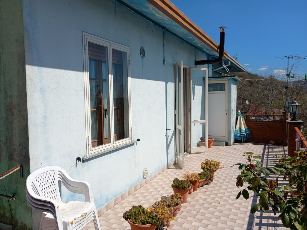 Casa indipendente con terreno (c.da Serrone, 27)