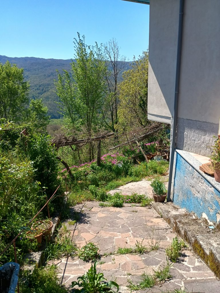 Casa indipendente con terreno (c.da Serrone, 27)