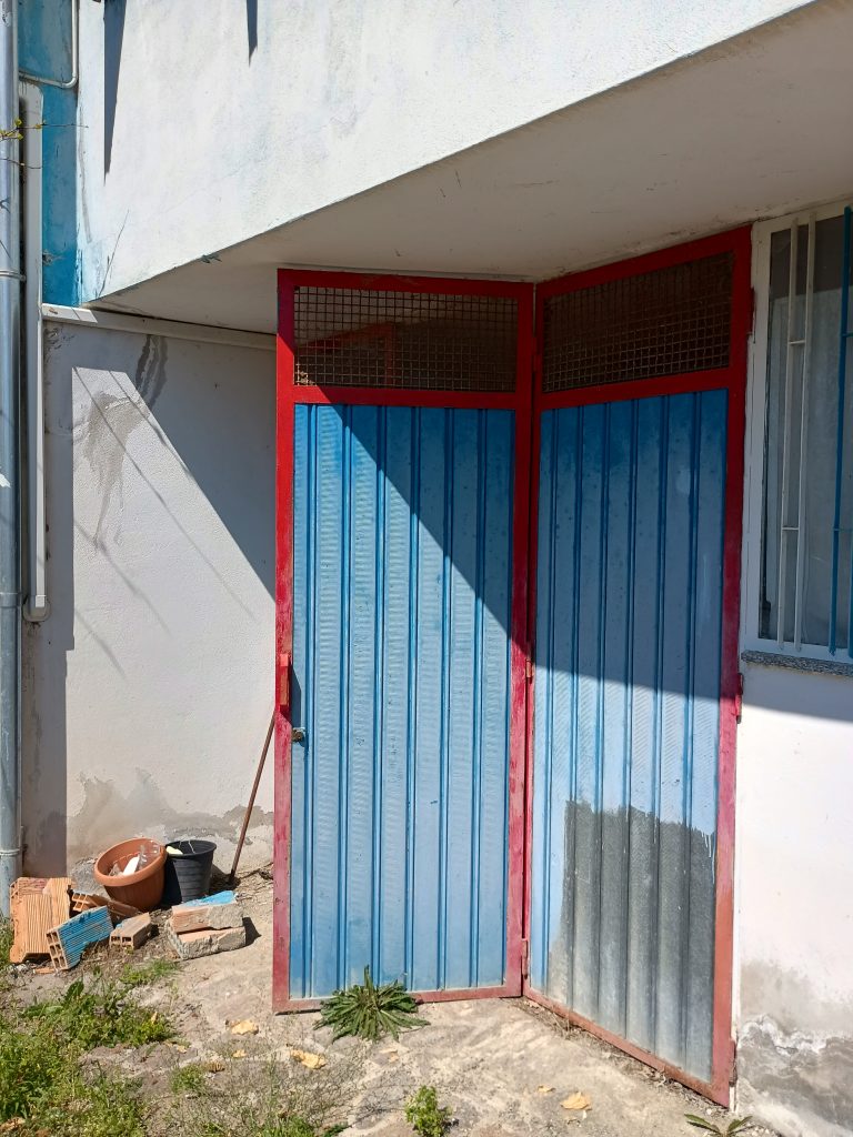 Casa indipendente con terreno (c.da Serrone, 27)