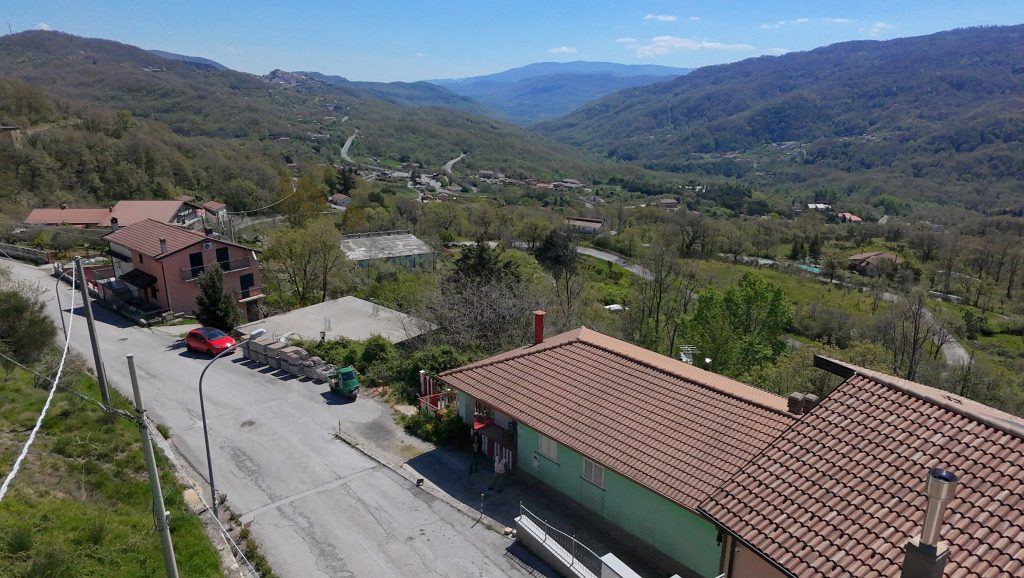 Casa indipendente con terreno (c.da Serrone, 27)