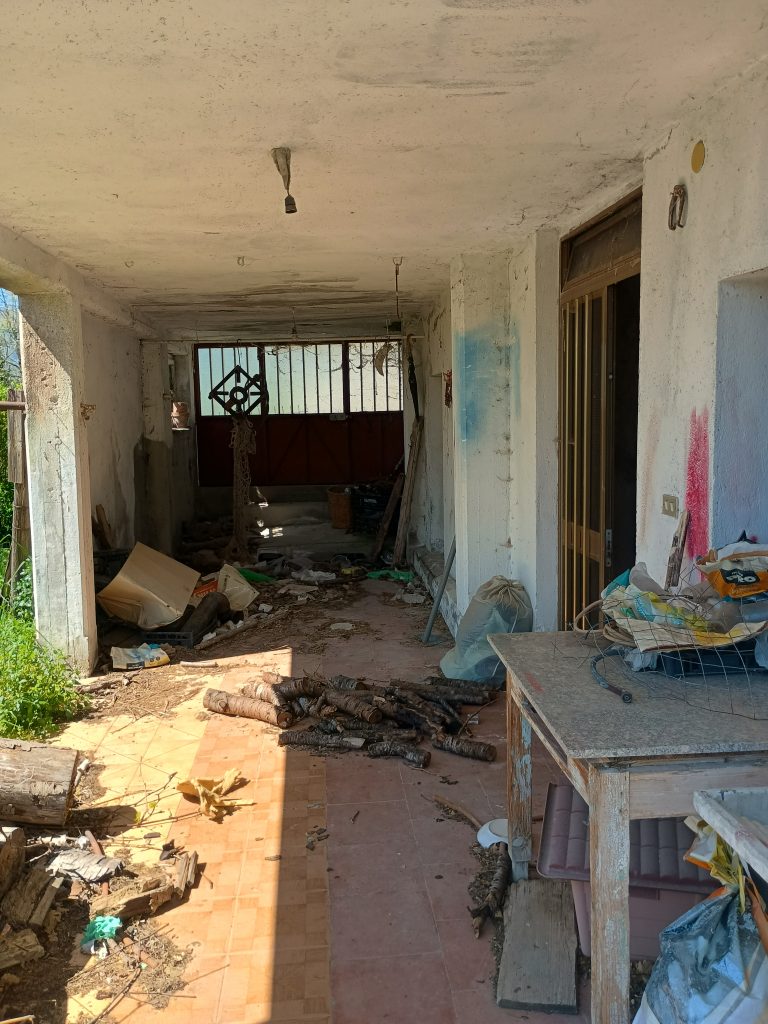 Casa indipendente con terreno (c.da Serrone, 27)
