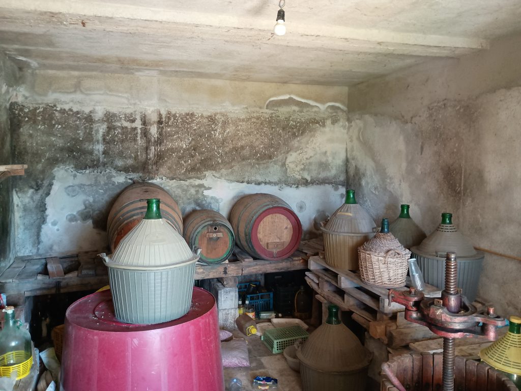 Casa indipendente con terreno (c.da Serrone, 27)