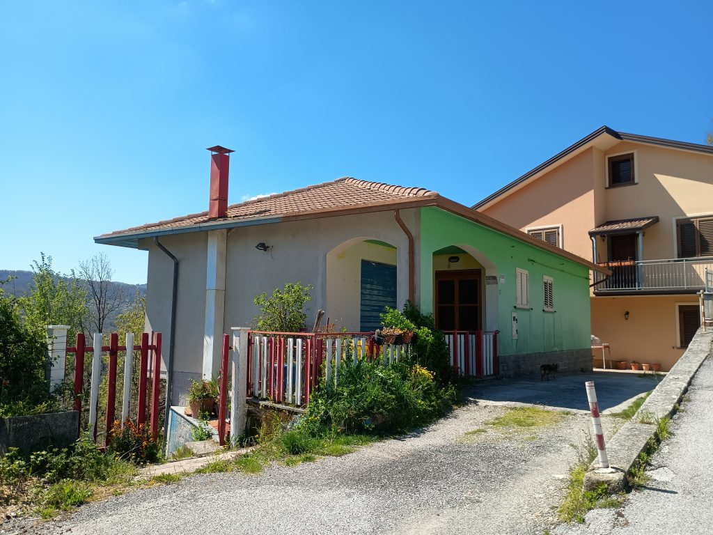 Casa indipendente con terreno (c.da Serrone, 27)