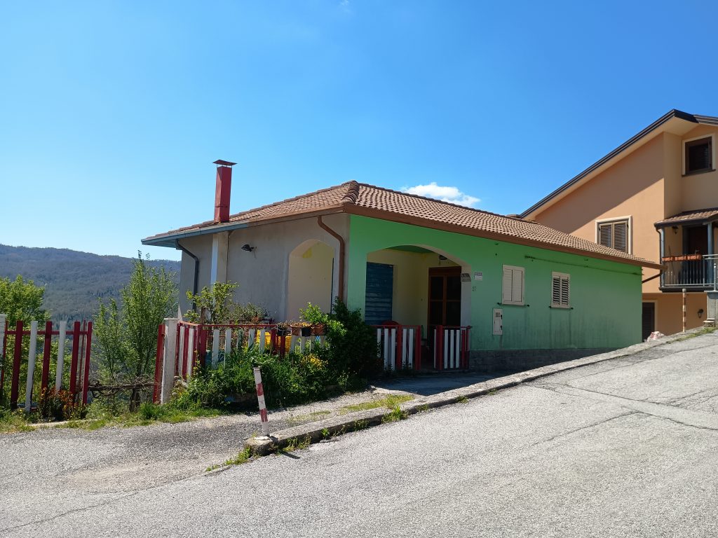 Casa indipendente con terreno (c.da Serrone, 27)