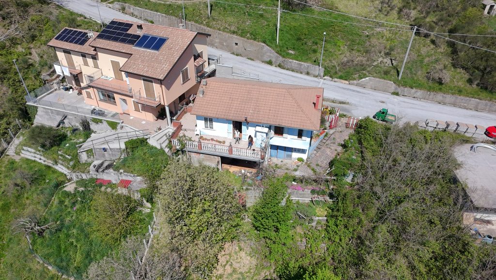 Casa indipendente con terreno (c.da Serrone, 27)