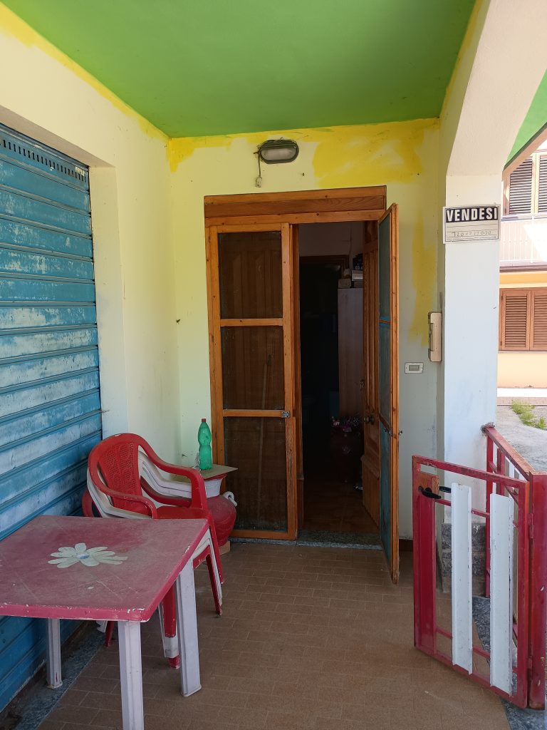 Casa indipendente con terreno (c.da Serrone, 27)