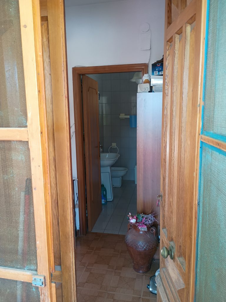 Casa indipendente con terreno (c.da Serrone, 27)