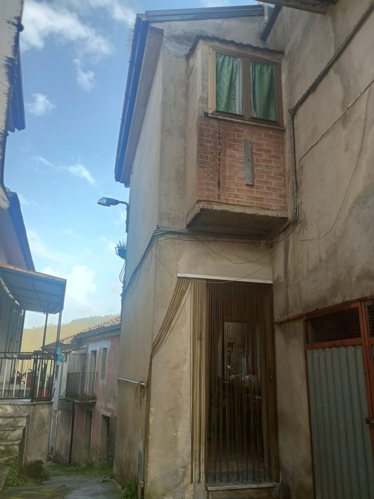 Detached house in the urban centre (vico III° Chiesa, 4)