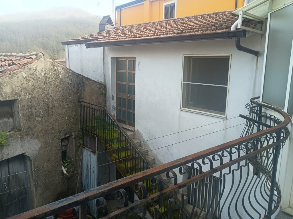 Detached house in the urban centre (vico III° Chiesa, 4)